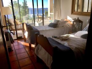 En eller flere senge i et værelse på Loma de la ballena