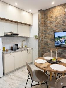 a kitchen and dining room with a table and chairs at Dimi Deluxe in Perea