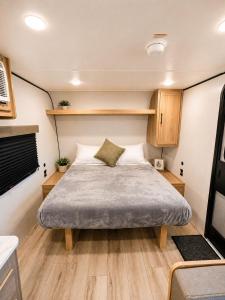 a bed in a small room in a caravan at Grand Canyon RV Glamping in Williams