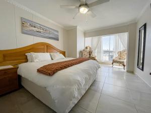 a bedroom with a large bed and a ceiling fan at Rondevoux 17 in Margate