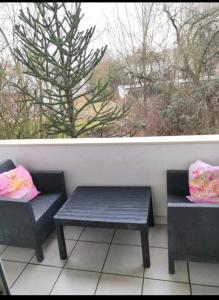 two benches sitting in front of a window at Ferienwohnung am Bahnhof Schwerte mit Balkon in Schwerte
