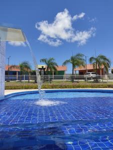 a water fountain in a swimming pool at Paraíso dos Falcões in Nísia Floresta