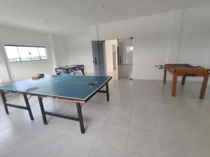 a ping pong table in a room with a ping pong ball at Paraíso dos Falcões in Nísia Floresta