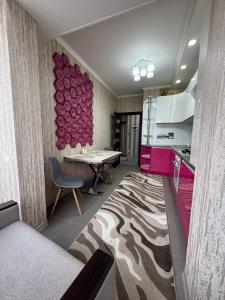 eine Küche mit Tisch und Esszimmer in der Unterkunft Flora in Chişinău