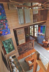 een woonkamer met houten lambrisering bij La Casa Del Árbol De Chiloé in Castro