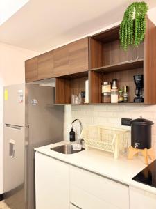 a kitchen with a sink and a refrigerator at Eon 2 - Apartamento en edificio con piscina in Estación Pamplona