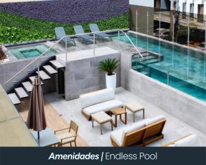 a swimming pool with chairs and a table and a pool at Eon 2 - Apartamento en edificio con piscina in Estación Pamplona