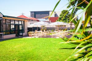eine Terrasse mit Tischen und Stühlen auf einer Wiese in der Unterkunft The Gladdy in Stockton