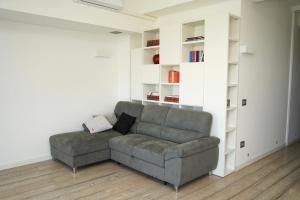a living room with a couch and book shelves at Lake Home in Marta