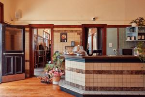Eine Essensausgabe in einem Restaurant mit Menschen im Hintergrund in der Unterkunft The Gladdy in Stockton