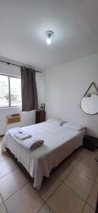 a bedroom with a large bed in a room at Loft central, cozinha e sala in Joinville