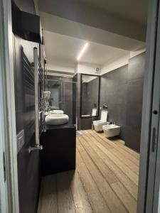 a bathroom with two sinks and two toilets at Lake Home in Marta +27 photos