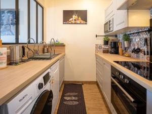 a kitchen with a sink and a dishwasher at appartement 15min de Paris in Drancy