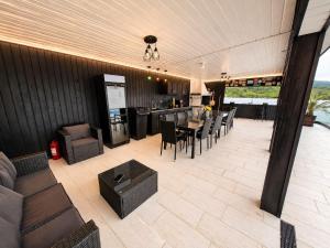 a living room with a couch and a table and chairs at BlueMaria in Eşelniţa