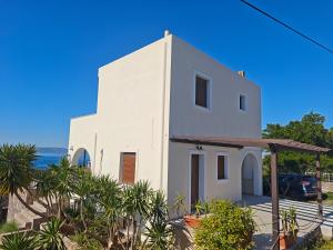 a white house with a view of the ocean at Vista Mare Aegina in Kipséli