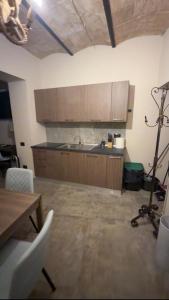 a kitchen with a sink and a table with chairs at Alloggio del Trap in Ferentillo
