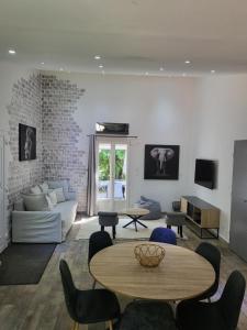 a living room with a table and a couch at Maison à la campagne in Tourves