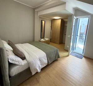 a bedroom with a large bed and a sliding glass door at Casa Magenta Apartment 5 in Valeggio sul Mincio