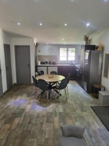 a kitchen and dining room with a table and chairs at Maison à la campagne in Tourves