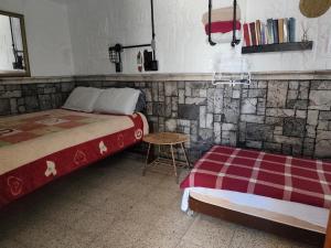 ein Schlafzimmer mit zwei Betten und einem Tisch darin in der Unterkunft Casa Jazz in Salinas