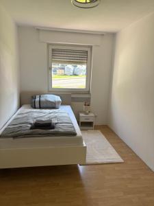 a bedroom with a bed and a window at Rethmann Monteurwohnung Ferienwohung in Georgsmarienhütte +1 photo