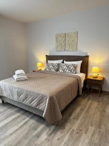 a bedroom with a large bed and two lamps at Oleana Grand Appartment in Lampi