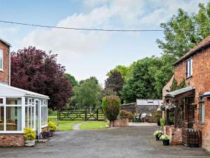 a view of the driveway of a house at 2 Bed in Spalding oc-83540 in Donington