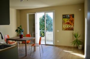 a kitchen and dining room with a table and chairs at La Papessa in Savio di Ravenna +41 photos