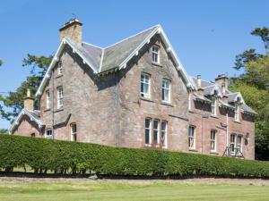 an old stone house with a roof at 5 Bed in Melrose oc-89348 in Newtown Saint Boswells