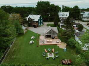an aerial view of a house with a backyard at Auberge de l'Ouest in Deschambault