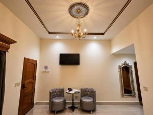 a room with a table and two chairs and a chandelier at GRAN HOTEL VICTORIA in Rivas