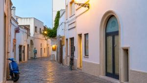 a cobblestone alley with a bike parked on a street at Corte Nizza in Taviano