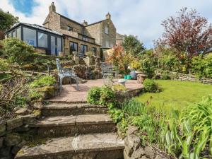 an external view of a house with a garden at Eastend Cottage in Leyburn