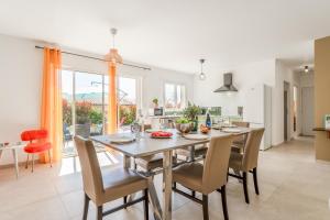 a kitchen and dining room with a table and chairs at Villa Santa - Piscine - Wifi - Proche Ventoux - idéal Cyclistes in Mormoiron