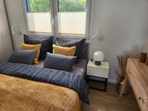 a room with a bed and a couch and windows at Bei Herze - Tiny Wohnen im Odenwald in Bad König