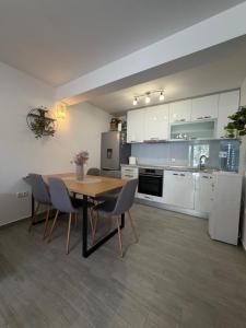 eine Küche und ein Esszimmer mit Tisch und Stühlen in der Unterkunft Apartman Teo in Blace