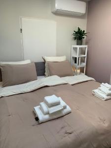 a large bed with towels on top of it at Mouton Beach Lodge in Petten