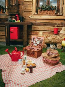 a picnic table with food and baskets on a blanket at URBAN PIC NIC in Piazza Brembana