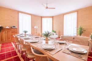 a large dining room with a long table and chairs at Gîte de l'Esplanade-18 min du Puy du Foù-Ventilateurs- Billard- Baby-foot-Fléchettes-Grande maison de bourg spacieuse de 200m2- Famille-Amis-Groupe in Pouzauges