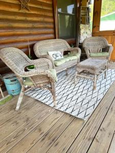 two wicker chairs and chairs on a porch at Connie's Little House in Elmira