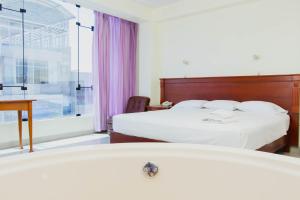 a hotel room with two beds and a window at Zentra San José Hotel & Cowork in Chiclayo