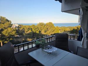 a table on a balcony with a view of the ocean at casa Caithlyn in Peniscola