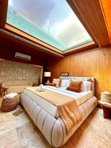 a large bedroom with a large bed with a large window at SDesign Paraty Hotel in Paraty