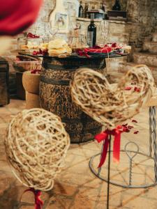 a table with two heart chairs and wine glasses at Al Silter in Capriate San Gervasio