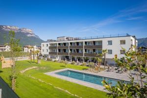 Blick auf ein Gebäude mit Pool und Garten in der Unterkunft Hotel Cornelian Suites & Rooms in Appiano sulla Strada del Vino