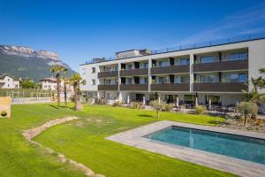 ein Mehrfamilienhaus mit Swimmingpool und Garten in der Unterkunft Hotel Cornelian Suites & Rooms in Appiano sulla Strada del Vino