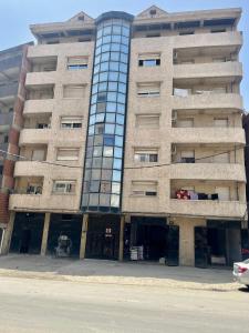 a tall building with a lot of windows at studio moderne in Tizi Ouzou