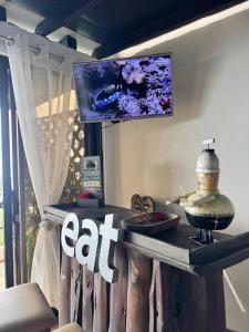 a room with a tv and a table with a fish tank at Cabañas La PetiteChef in El Limar