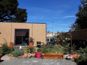 a garden with plants in front of a building at Studio de jardin dans son écrin de verdure in Saint-Lumine-de-Coutais +2 photos