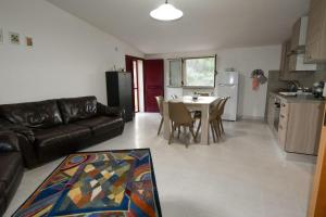 a living room with a couch and a table and a kitchen at Casa La Pigna in Lucito